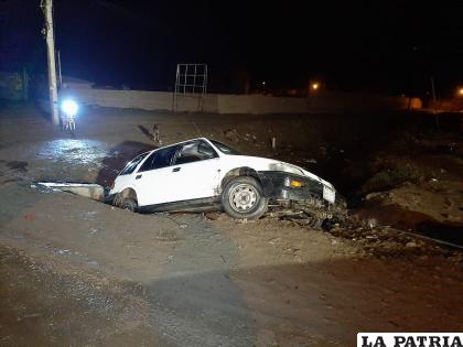Personal de Tránsito remolcando el motorizado /LA PATRIA