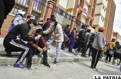 Universitarios de la UPEA tras el accidente /ARCHIVO APG