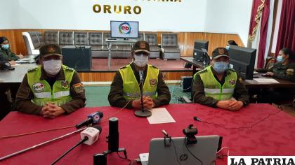 El comandante (centro) brindó los datos durante una conferencia /LA PATRIA