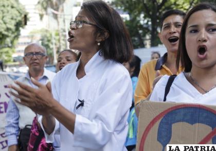 La enfermera venezolana Ana Rosario Contrerasgrita durante una protesta exigiendo salarios justos en Caracas /AP Foto/Ariana Cubillos
