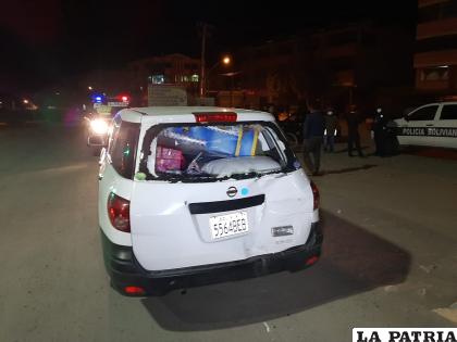 Este vehículo recibió el primer impacto del minibús /LA PATRIA