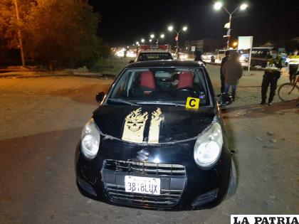 El automóvil negro registró daños de poca cuantía /LA PATRIA