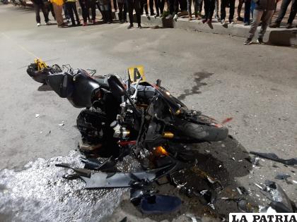 La motocicleta quedó seriamente averiada /LA PATRIA
