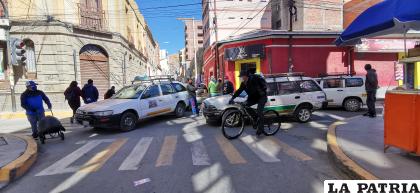 Bloqueo en la calle Potosí y Junín /LA PATRIA