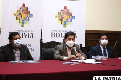 Ministro de Salud Jeyson Auza en conferencia de prensa /LA PATRIA