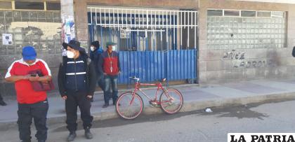 Algunos hinchas llegaron a la sede del club para pedir la devolución de las entradas /LA PATRIA