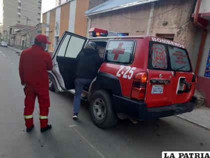 El motociclista siendo evacuado por personal de Bomberos /LA PATRIA