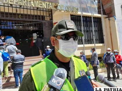 El comandante Oporto en el frontis del TEDO brindando la información /LA PATRIA