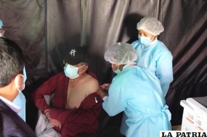 Pacientes reciben la vacunación contra el Covid-19 /LA PATRIA