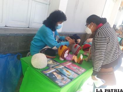 El objetivo de las expositoras es generar recursos para paliar las necesidades económicas del hogar /LA PATRIA