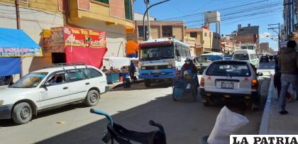 Cuando aparece un microbús el tránsito prácticamente se paraliza /LA PATRIA