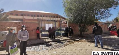El ingreso al Coliseo Cerrado para el examen de Medicina fue bastante controlado /LA PATRIA