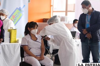 Personal de salud recibe la vacuna contra el Covid-19 /LA PATRIA