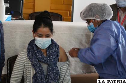 En Oruro ya se inmunizó a más del 90 por ciento del personal de salud /LA PATRIA