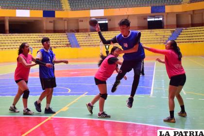 El handball una disciplina que va consolidándose en Oruro /LA PATRIA