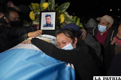 Una mujer llora sobre el ataúd que contiene los restos de Iván Pablo Tomás, uno de los migrantes guatemaltecos que fueron asesinados en enero cerca de la frontera entre México y Estados Unidos /AP Foto/Moisés Castillo