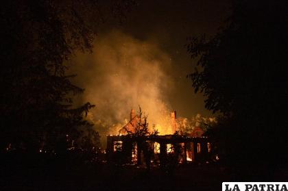 Las llamas se elevan desde una casa mientras un incendio forestal arrasa la región en Las Golondrinas en la provincia de Chubut, Argentina /AP Foto/Matías Garay 