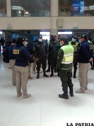 Efectivos policiales antes del operativo /LA PATRIA