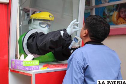 Personal de salud realiza la prueba antígeno nasal a un paciente /LA PATRIA