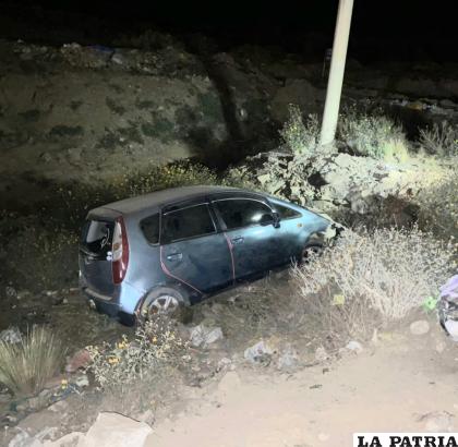 El vehículo quedó encunetado a un costado de la vía /LA PATRIA