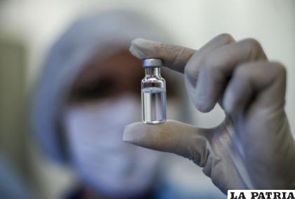 Una trabajadora muestra un vial de la vacuna contra el coronavirus, desarrollada por AstraZeneca y la Universidad de Oxford, y producida por la Fundación Fiocruz /(AP Foto/Bruna Prado)