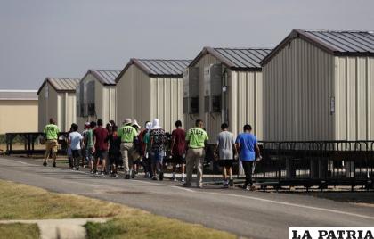 Funcionarios escoltan a unos menores a una clase en un centro de detención para niños migrantes del gobierno de Estados Unidos, en Carrizo Springs, Texas /AP Foto/Eric Gay