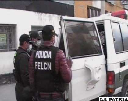 Los uniformados conducen a los dos aprehendidos a celdas policiales /LA PATRIA