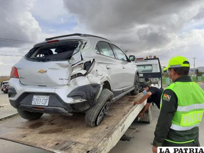 La vagoneta siendo remolcada por personal policial /LA PATRIA