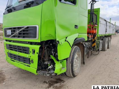 El camión presentó algunos daños materiales tras el impacto /LA PATRIA
