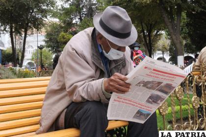 Don Víctor acostumbra leer el periódico en la Plaza 10 de Febrero. /LA PATRIA