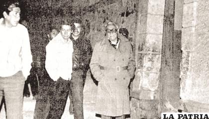 Enrique Miralles B., observa los daños ocasionados por el atentado que sufrió LA PATRIA en 1980
