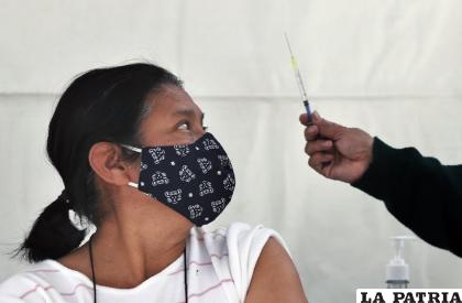 Una mujer se prepara para recibir una inyección de la vacuna de AstraZeneca para el Covid-19 /AP Foto/Marco Ugarte