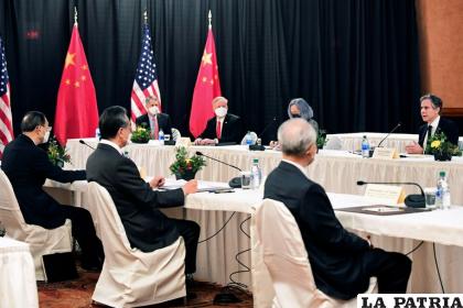 El secretario de Estado norteamericano, Antony Blinken, habla frente a Yang Jiechi, director de la Oficina de la Comisión Central de Asuntos Exteriores, y Wang Yi, consejero de Estado y ministro de Asuntos Exteriores de China, en la sesión de apertura de las conversaciones entre EE.UU. y China, en Alaska /Frederic J. Brown/Pool vía REUTERS