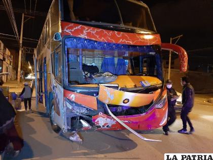 El ómnibus, luego del accidente, fue encontrado en la ciudad de Oruro /LA PATRIA