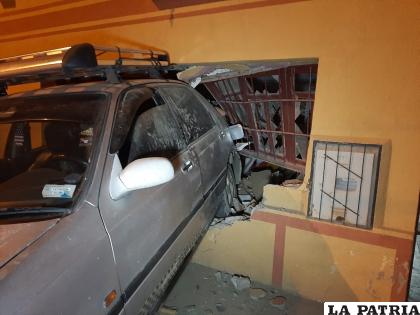 El automóvil permaneció a media altura al impactar contra la pared /LA PATRIA