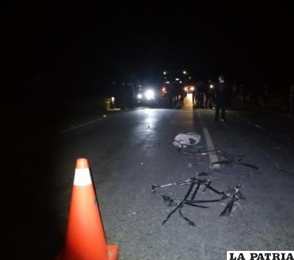 La bicicleta quedó destruida sobre el asfalto /Policía