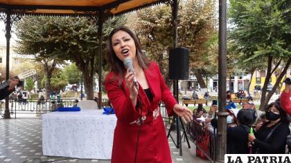 La artista cantó desde la plaza principal de Oruro /LA PATRIA