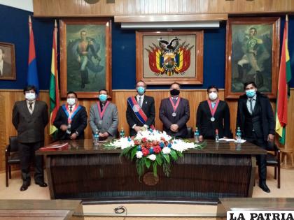 Autoridades de la Facultad Técnica en el acto de 81 años /LA PATRIA