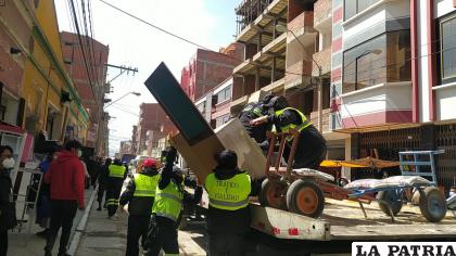Varios comercios incumplen la normativa y ocupan las aceras de forma indebida /GAMO