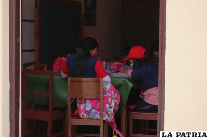 Niños pasan clases virtuales con la ayuda de un tutor /LA PATRIA
