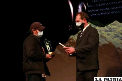 El oficial mayor de cultura de La Paz entrega la distinción al artista orureño /LA PATRIA