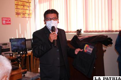 Director de Comunicación Radio, Marco Arancibia, realiza la entrega de chalecos a los internistas /LA PATRIA