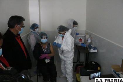 Administración de la vacuna al personal de salud /LA PATRIA