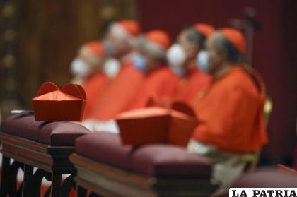 Cardenales escuchan la misa del papa Francisco en la basílica de San Pedro / (AP Foto/Gregorio Borgia, File)