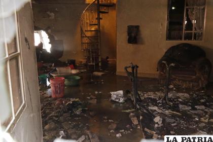 El interior del domicilio tras la caída de un caza de entrenamiento K8 /APG