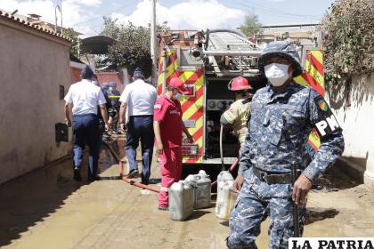 Varias dotaciones de Bomberos y militares ayudaron a apagar el incendio y evacuar a los heridos /APG