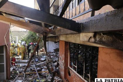 Bomberos realizó los trabajos de remoción y enfriamiento tras el incendio por la caída de la aeronave /APG