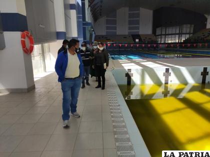 El agua en una de las piscinas tiene un color verduzco  /ALDO