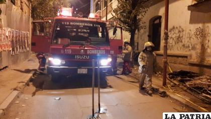 Bomberos efectuó el enfriamiento y remoción de los materiales tras el incendio /LA PATRIA