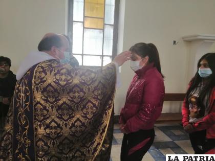 Católicos recibieron la imposición de la ceniza en la frente /LA PATRIA